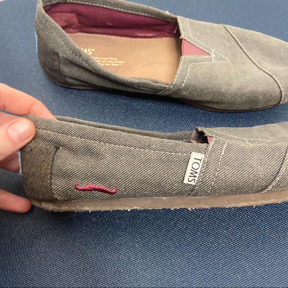 Toms Mustache Slip On Flats Size 9.5